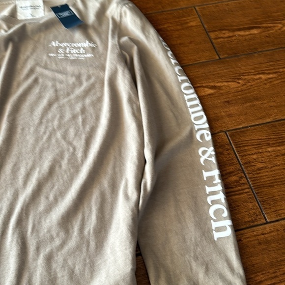 Abercrombie & Fitch Men’s Beige LongSleeves Round Neck with Logo on Sleeves - Picture 5 of 5